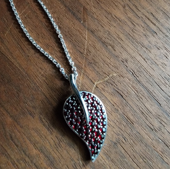 Stunning sterling silver with ruby accent pendant - Picture 1 of 13